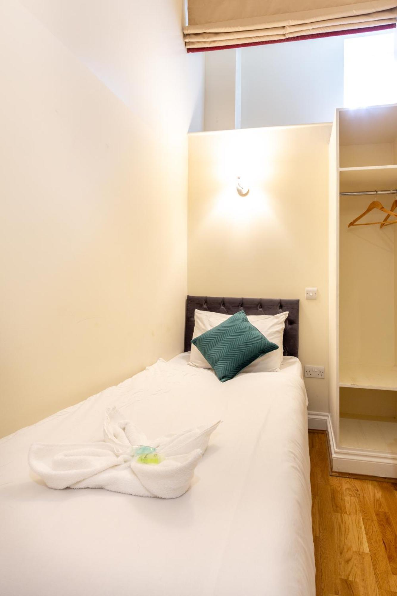 Coronation Hotel Лондон Экстерьер фото